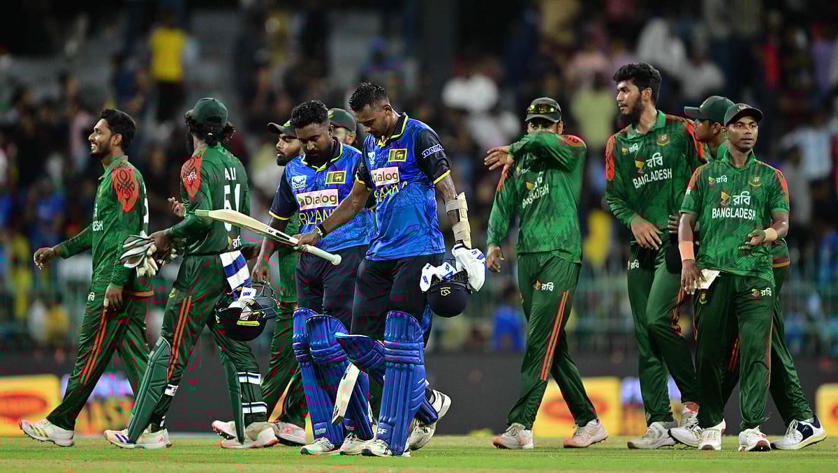 জয়ের পর শ্রীলঙ্কার দুই ব্যাটসম্যানের সঙ্গে মাঠ ছাড়ছে বাংলাদেশ দল