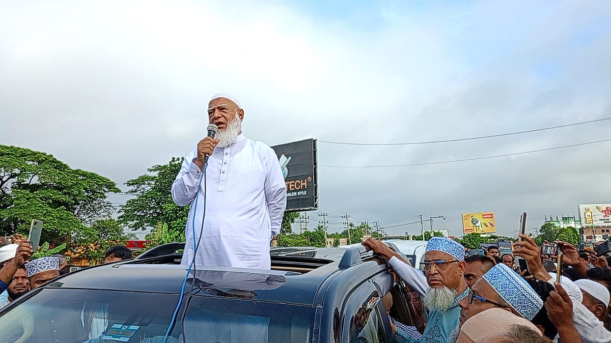 কুমিল্লা আদর্শ সদর উপজেলার আলেখারচরে বক্তব্য দেন বাংলাদেশ জামায়াতে ইসলামীর আমির শফিকুর রহমান। আজ শনিবার সকাল