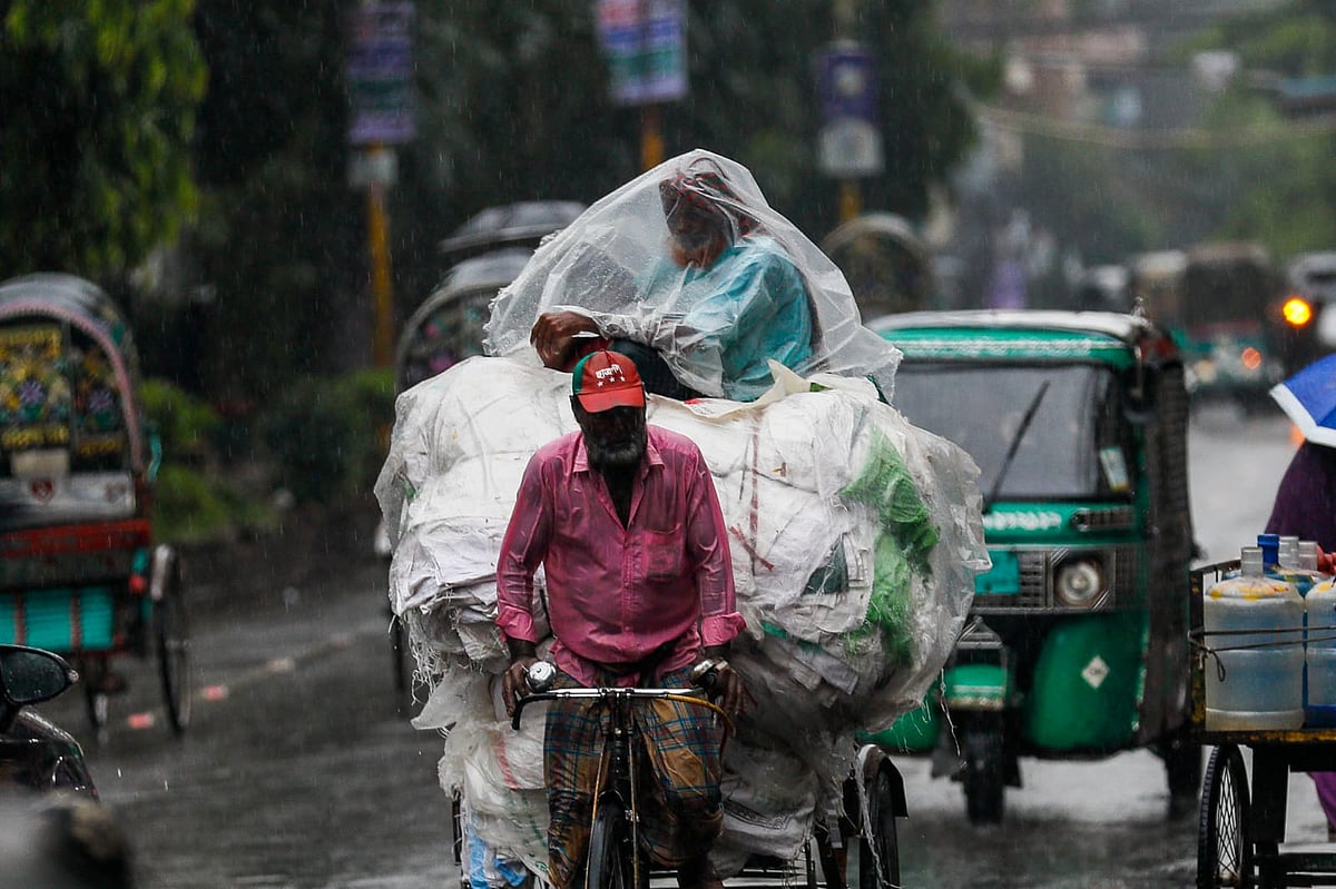 বৃষ্টিতে দুর্ভোগে পড়তে হয় নিম্ন আয়ের মানুষকে। আজ সকালে চট্টগ্রাম নগরের মোমিন রোড এলাকায়