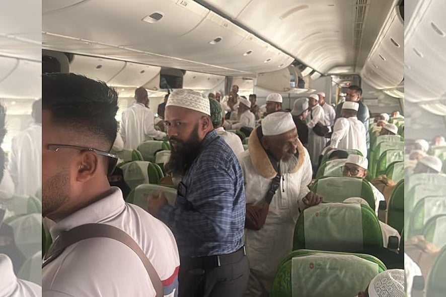 অবতরণের পর ইউ টার্ন নেওয়ার সময় রানওয়ের মাঝপথে আটকে যায় একটি উড়োজাহাজ।  আজ বেলা ১১টার দিকে শাহ আমানত আন্তর্জাতিক বিমানবন্দরে