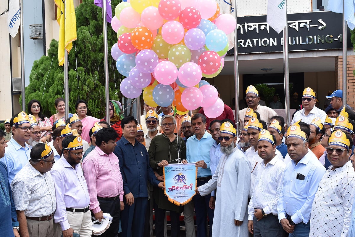 বেলুন উড়িয়ে রাজশাহী বিশ্ববিদ্যালয়ের ৭২তম প্রতিষ্ঠাবার্ষিকীর কর্মসূচির উদ্বোধন করেন শিক্ষা উপদেষ্টা অধ্যাপক চৌধুরী রফিকুল আবরার। রোববার সকালে বিশ্ববিদ্যালয়ের প্রশাসন ভবন-১–এর সামনে