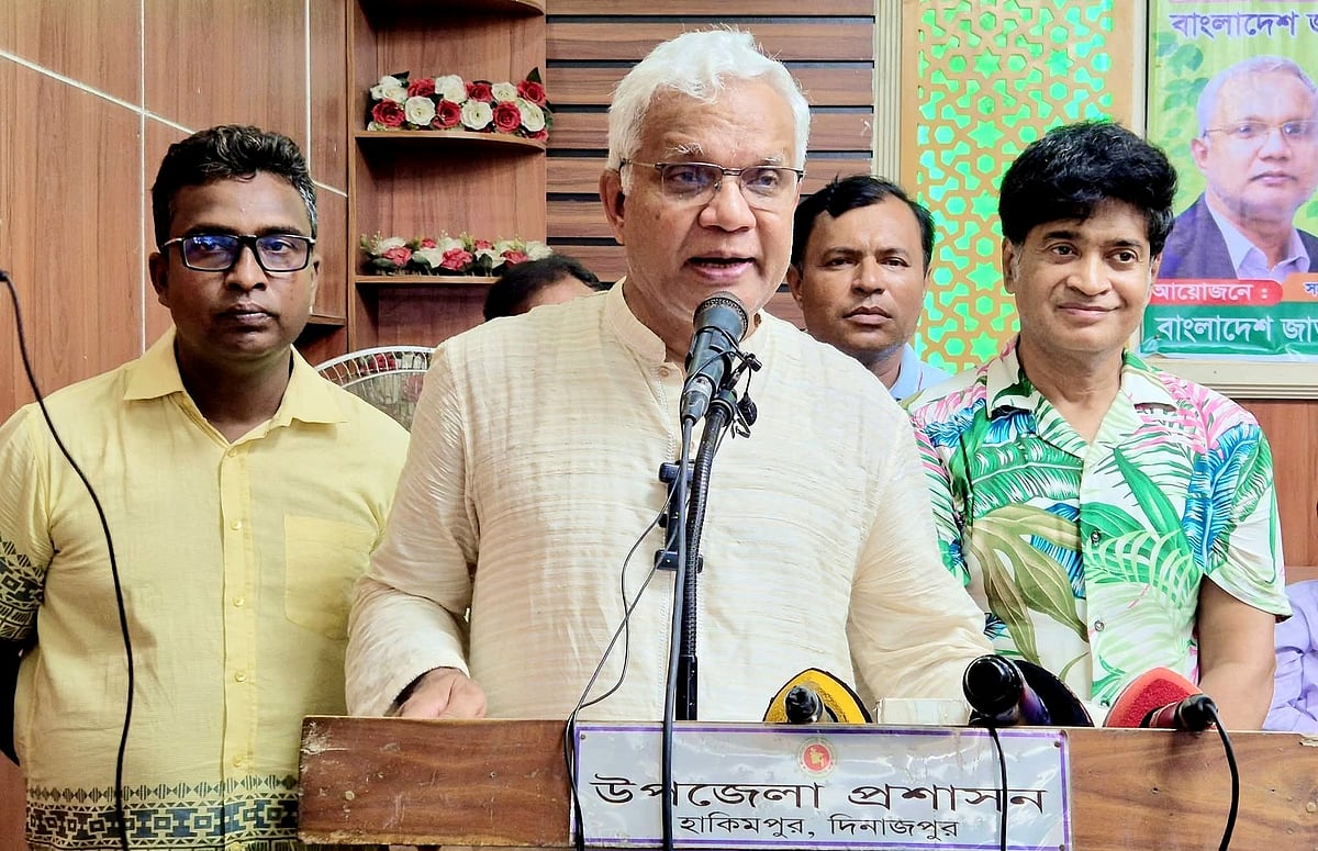 বিএনপির আয়োজনে বৃক্ষরোপণ কর্মসূচিতে প্রধান অতিথির বক্তব্য দেন বিএনপির জাতীয় স্থায়ী কমিটির সদস্য এ জেড এম জাহিদ হোসেন। আজ রোববার দিনাজপুরের হাকিমপুর উপজেলা পরিষদ মিলনায়তনে