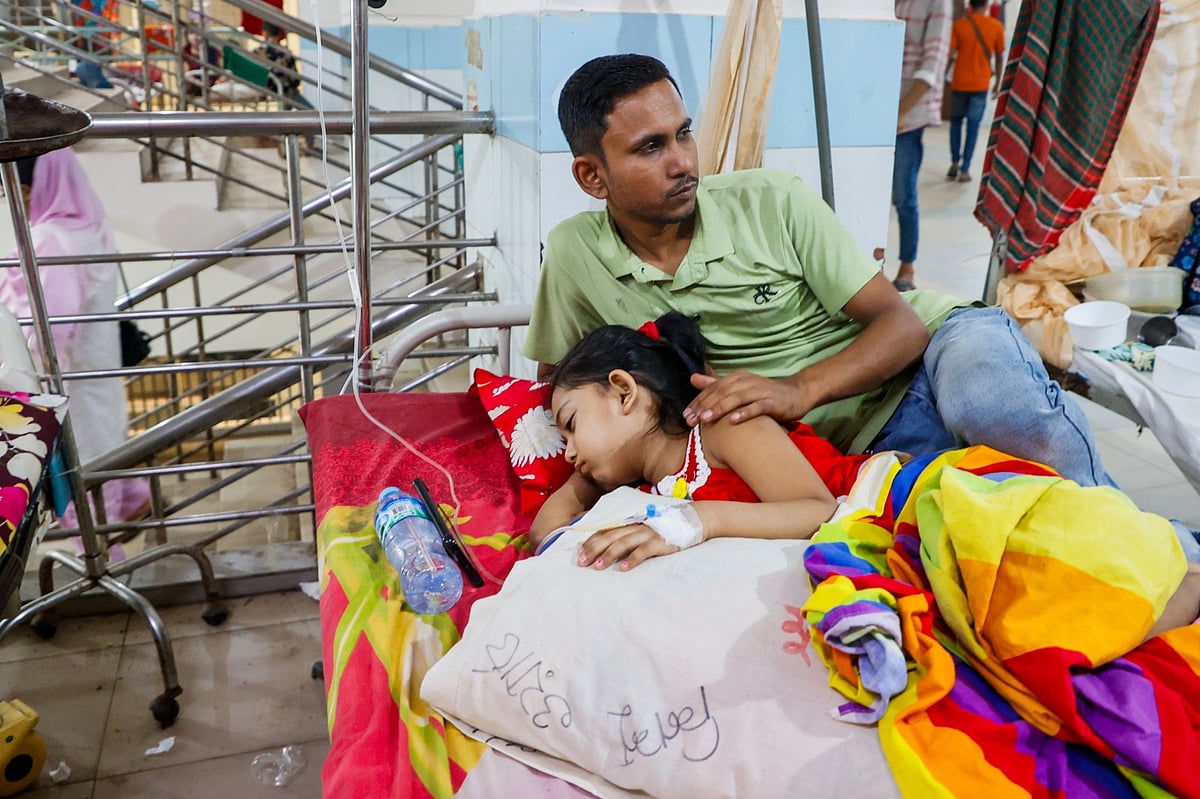 মুগদা মেডিকেল কলেজ হাসপাতালে ডেঙ্গু আক্রান্ত শিশুর সঙ্গে অভিভাবক। গতকালের ছবি