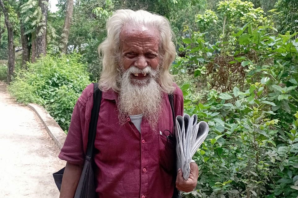 গ্রামের পথে হেঁটে হেঁটে পত্রিকা বিলি করেন বৃদ্ধ রবীন্দ্র মিত্র। সম্প্রতি চট্টগ্রামের পটিয়ায়