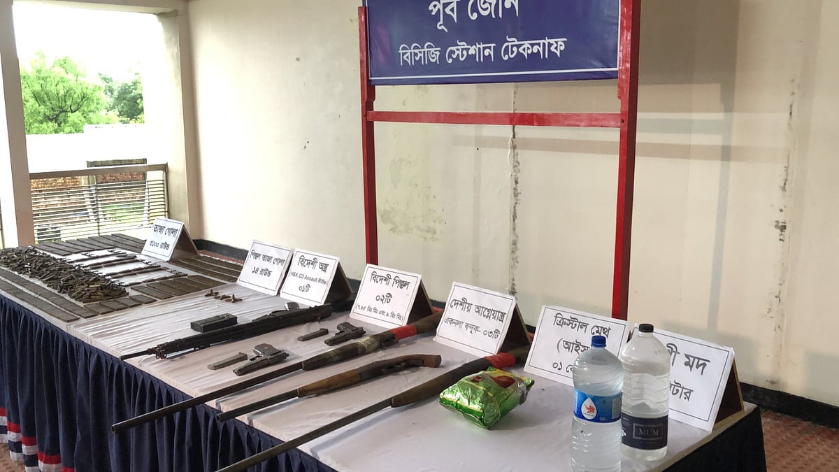 কক্সবাজারের টেকনাফে অপহরণকারী চক্রের আস্তানা থেকে উদ্ধার করা মাদক ও অস্ত্র