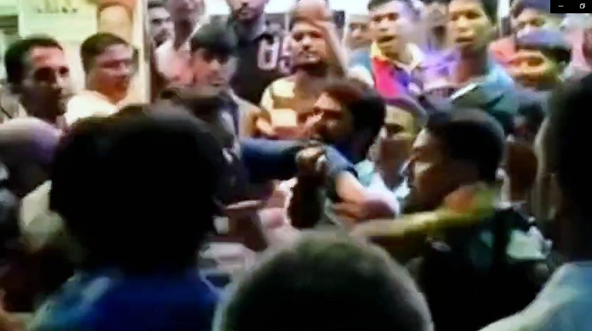 পটুয়াখালীতে বিএনপি নেতাদের ফুল দেওয়াকে কেন্দ্র করে ছাত্রদল-শ্রমিক দলের নেতা-কর্মীদের মধ্যে হট্টগোল