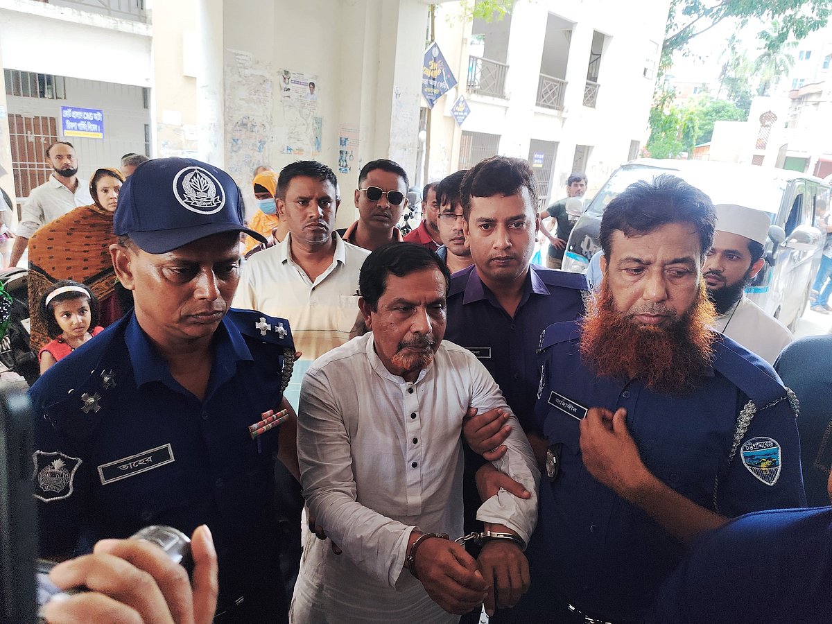 মুরাদনগরের তিন খুনের মামলার আসামি ইউপি সদস্য বাচ্চু মিয়া। আজ রোববার বিকেলে কুমিল্লার আদালতে