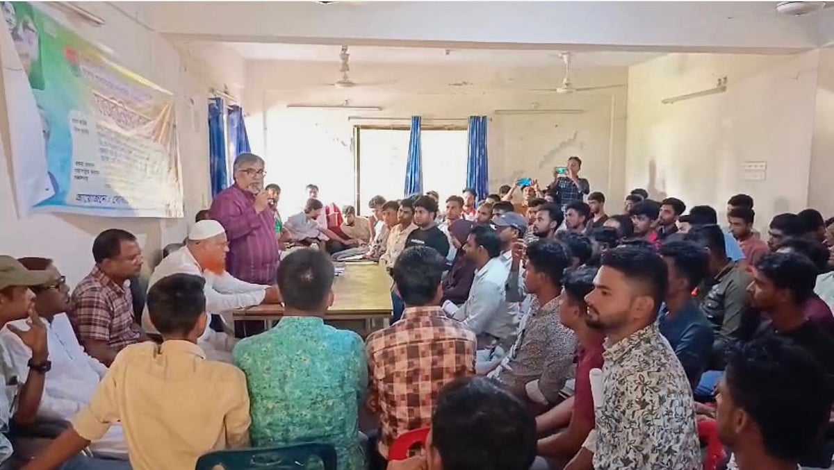 ধোবাউড়ায় ছাত্রদলের নেতা–কর্মীদের সঙ্গে মতবিনিময় সভায় বক্তব্য দেন বিএনপির যুগ্ম মহাসচিব সৈয়দ এমরান সালেহ প্রিন্স। আজ সকালে