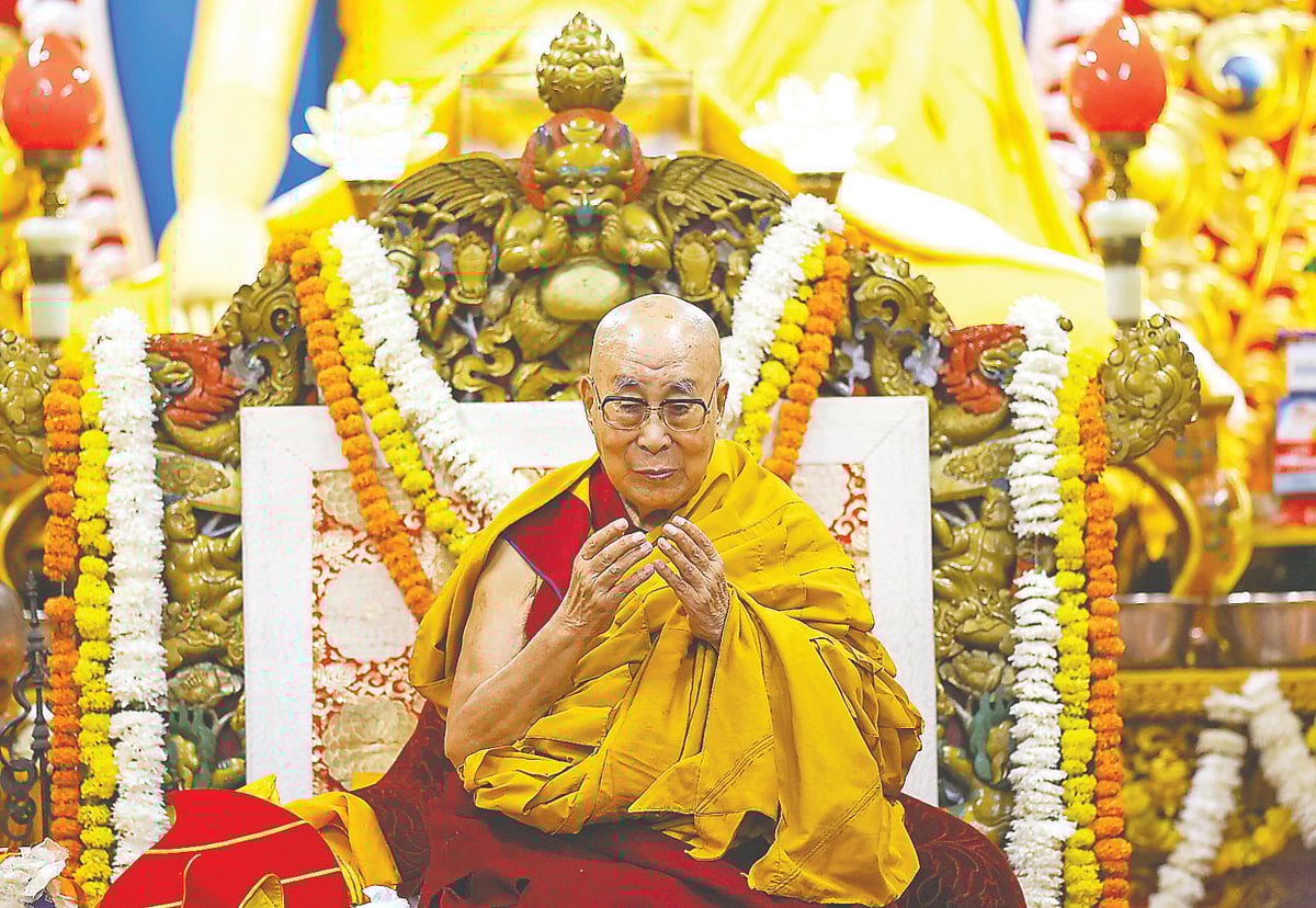 দালাই লামার ৯০তম জন্মদিনের আগে তাঁর দীর্ঘ আয়ুষ্কাল কামনায় এক অনুষ্ঠানের আয়োজন করেন ভক্ত–অনুরাগীরা। সেখানে প্রার্থনারত তিব্বতি বৌদ্ধদের আধ্যাত্মিক নেতা। গতকাল ভারতের হিমাচল প্রদেশের ধর্মশালায়