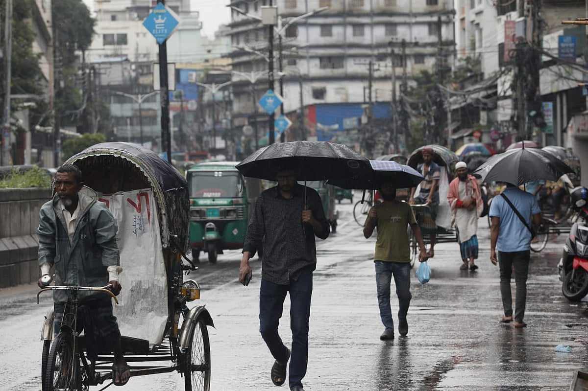 মৌসুমী বায়ুর প্রভাবে আজ সকালেও চট্টগ্রামে বৃষ্টি  অব্যাহত ছিল। বৃষ্টিপাতের কারণে জারি হয়েছে পাহাড় ধসের সতর্কতাও। আজ বেলা ১১টায় চট্টগ্রাম নগরের নিউমার্কেট এলাকায়