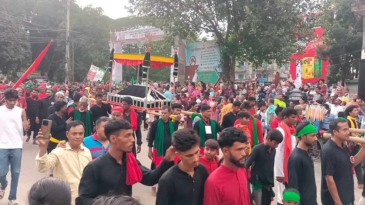 পবিত্র আশুরা উপলক্ষে তাজিয়া মিছিল। আজ রোববার বিকেলে মানিকগঞ্জ শহরের খালপাড় এলাকায়