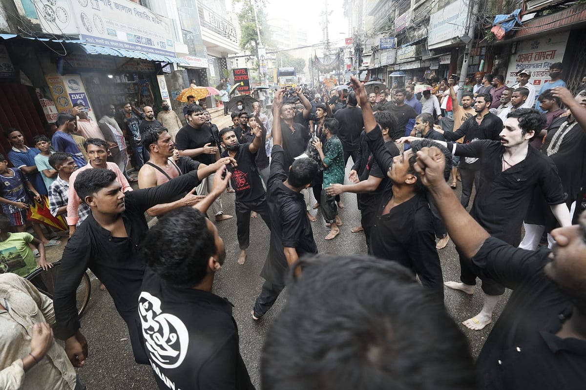 পবিত্র আশুরা উপলক্ষে বের করা হয় তাজিয়া মিছিল। এ সময় ‘হায় হোসেন হায় হোসেন’ বলে মাতম করেন অংশগ্রহণকারীরা। আজ দুপুরে চট্টগ্রামের নিউমার্কেট এলাকায়