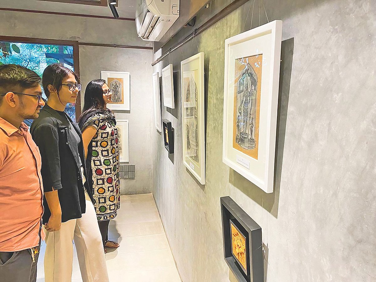 একক শিল্পকর্ম প্রদর্শনীতে দর্শকদের সঙ্গে শিল্পী যারীন তাসনিমা (ডানে)। গতকাল উত্তরার অ্যালবিয়ান আর্ট গ্যালারিতে