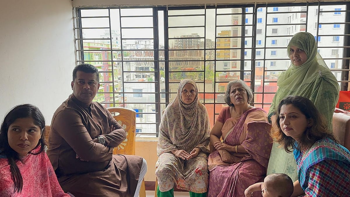 শিশু রিয়া গোপ ও পোশাককর্মী সুমাইয়ার পরিবারের সঙ্গে কথা বলেন উপদেষ্টা শারমীন মুরশিদ। আজ রোববার সকালে।