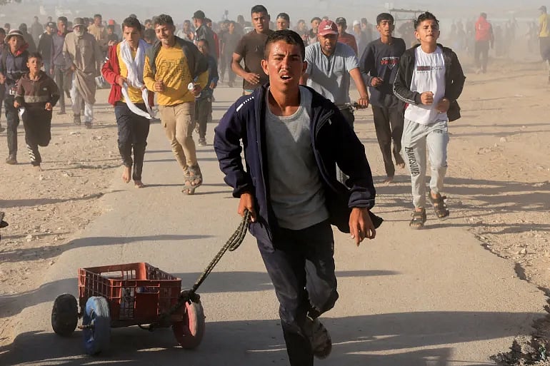 গাজায় অনাহারে থাকা ফিলিস্তিনিরা একটু ত্রাণ পাওয়ার আশায় মরিয়া হয়ে ত্রাণ বিতরণকেন্দ্রগুলোতে ছুটোছুটি করেন