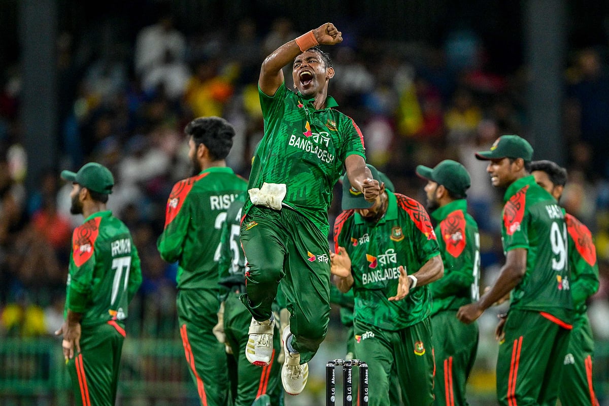 শ্রীলঙ্কার বিপক্ষে দ্বিতীয় ওয়ানডেতে বাংলাদেশের জয়ের নায়ক তানভীর ইসলাম (সবার সামনে উল্লাসরত)