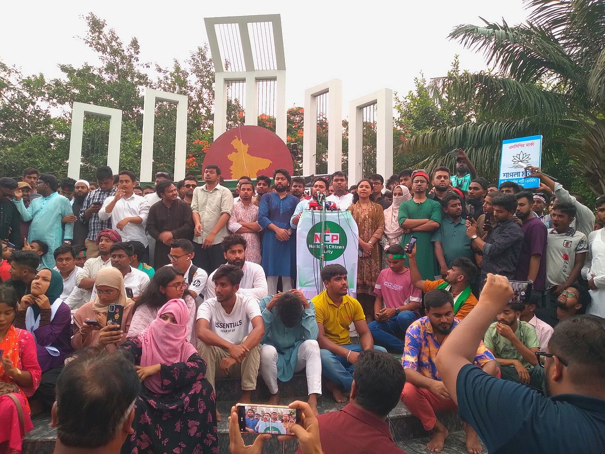 সিরাজগঞ্জে এনসিপির পথসভায় বক্তব্য দেন দলের আহ্বায়ক নাহিদ ইসলাম। আজ সোমবার সন্ধ্যা সাড়ে ছয়টার দিকে সিরাজগঞ্জ সদরের স্টেশন বাজার এলাকায়