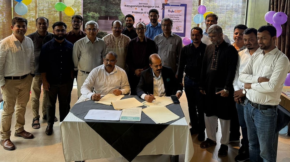 চুক্তি স্বাক্ষর অনুষ্ঠানে কারুপণ্য রংপুর লিমিটেডের ব্যবস্থাপনা পরিচালক শফিকুল আলম ও প্রাইডসিস আইটি লিমিটেডের ব্যবস্থাপনা পরিচালক মনোয়ার ইকবাল (ডানে)