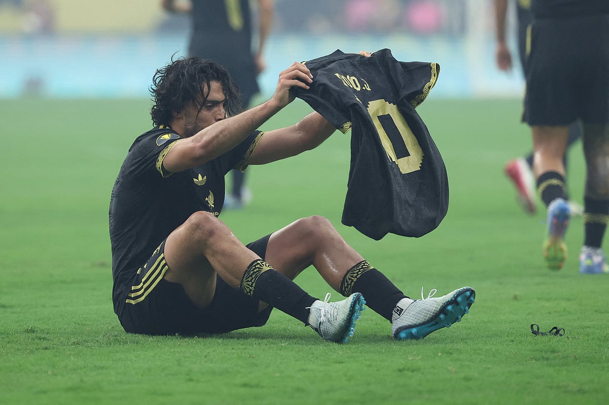 জোতার জার্সি হাতে হিমেনেজের উদ্‌যাপন