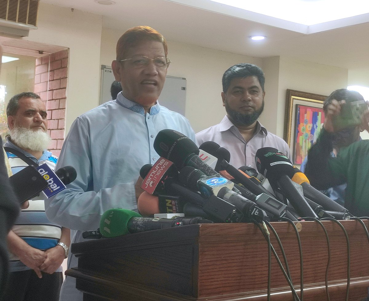 আজ সোমবার রাজধানীর ফরেন সার্ভিস একাডেমির দোয়েল হলে ঐকমত্য কমিশনের সঙ্গে আলোচনার বিরতিতে কথা বলেন বাংলাদেশ জামায়াতে ইসলামীর সহকারী সেক্রেটারি জেনারেল হামিদুর রহমান আযাদ