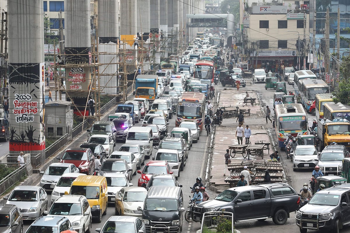 অবরোধ থাকায় নগরের বিভিন্ন সড়কে ছিল তীব্র যানজট। সোমবার বেলা তিনটায় রাজধানীর কারওয়ান বাজারে