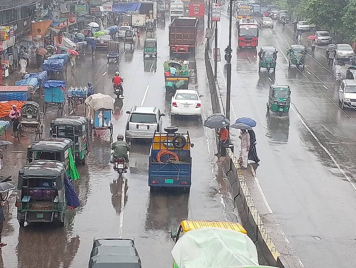 চট্টগ্রামে সকাল থেকে থেমে থেমে বৃষ্টি হচ্ছে। আজ বেলা ১১টায় নগরের কর্নেল হাট এলাকা থেকে তোলা