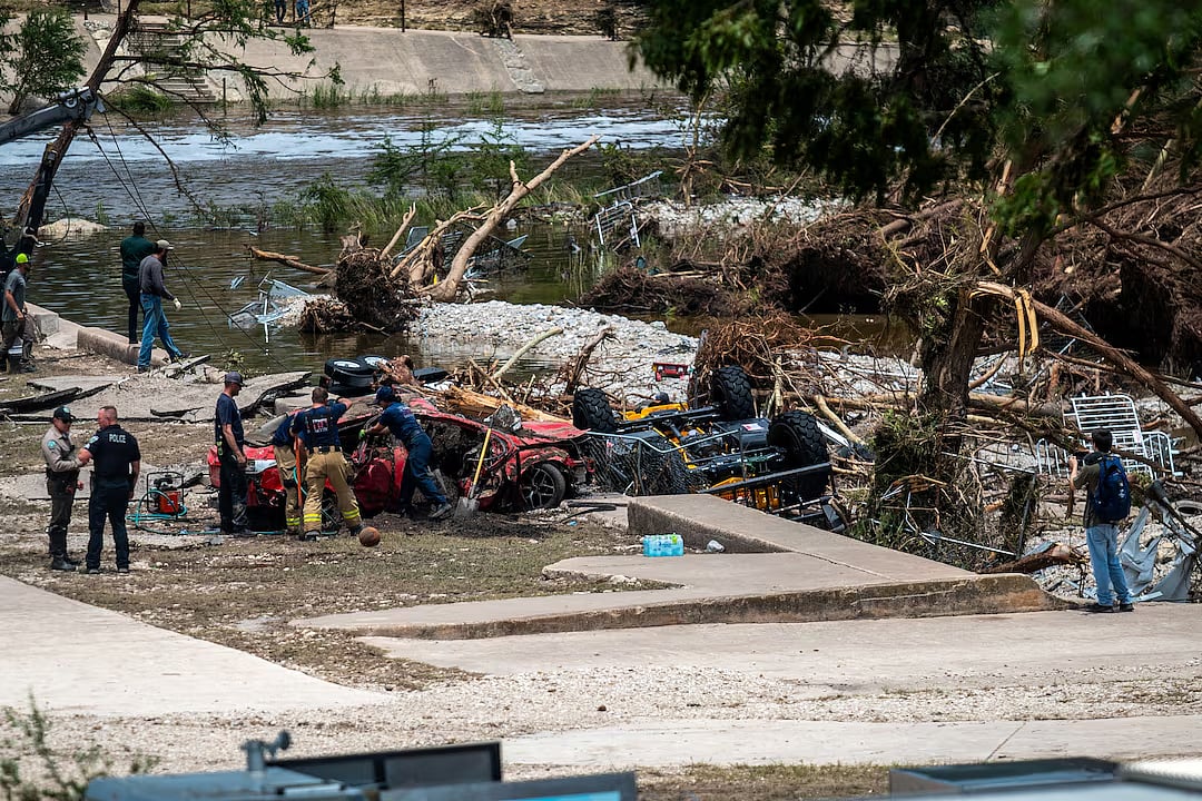 যুক্তরাষ্ট্রের টেক্সাসে ভয়াবহ বন্যায় হতাহত ও নিখোঁজ ব্যক্তিদের উদ্ধারে কাজ করছেন উদ্ধারকর্মীরা