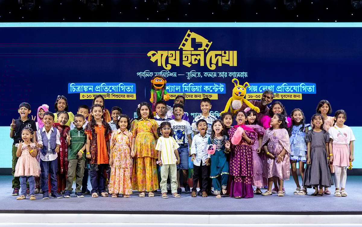 ‘পথে হল দেখা’ চিত্রাঙ্কন প্রতিযোগিতায় চূড়ান্ত পর্যায়ে মনোনীত শিশু প্রতিযোগীদের একাংশ