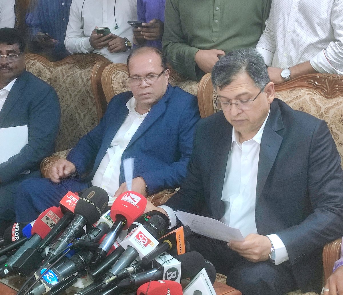 ফরেন সার্ভিস একাডেমির দোয়েল হলে জাতীয় ঐকমত্য কমিশনের সঙ্গে আলোচনা শেষে সাংবাদিকদের সঙ্গে কথা বলেন বিএনপির স্থায়ী কমিটির সদস্য সালাহউদ্দিন আহমদ