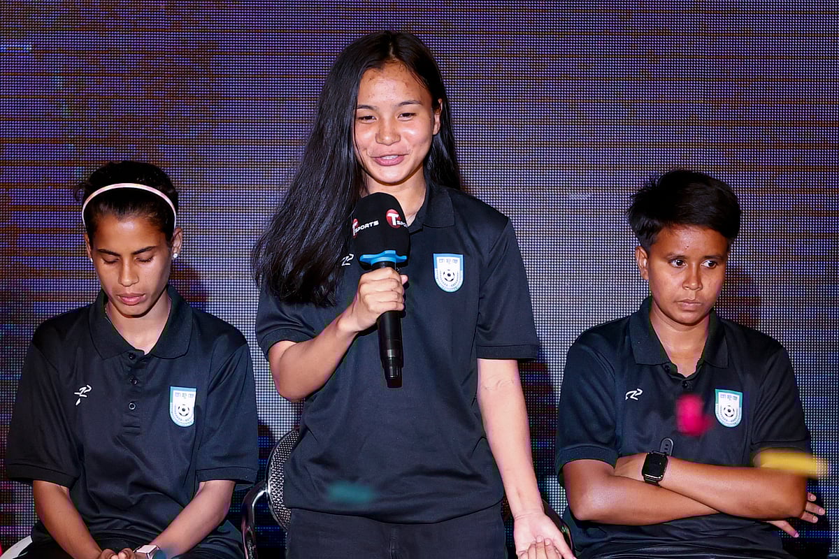 হাতিরঝিলের অ্যাম্ফিথিয়েটার মঞ্চে সংবর্ধনায় কথা বলছেন বাংলাদেশ নারী ফুটবল দলের তারকা ঋতুপর্ণা