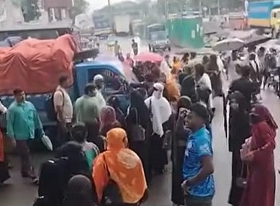 চট্টগ্রাম নগরের ইপিজেড এলাকায় শ্রমিকদের সড়ক অবরোধ। আজ দুপুরে তোলা