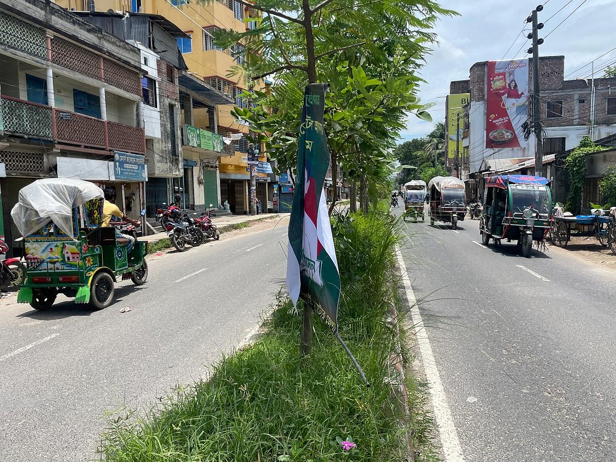 নাটোর শহরে সড়কের বিভাজকে স্থাপন করা এনসিপির পদযাত্রার ব্যানার, ফেস্টুন ছিঁড়ে ফেলেছে দুষ্কৃতকারীরা। আজ দুপুর ১২টার দিকে শহরের হাফরাস্তা এলাকায় সড়ক বিভাজকে তোলা