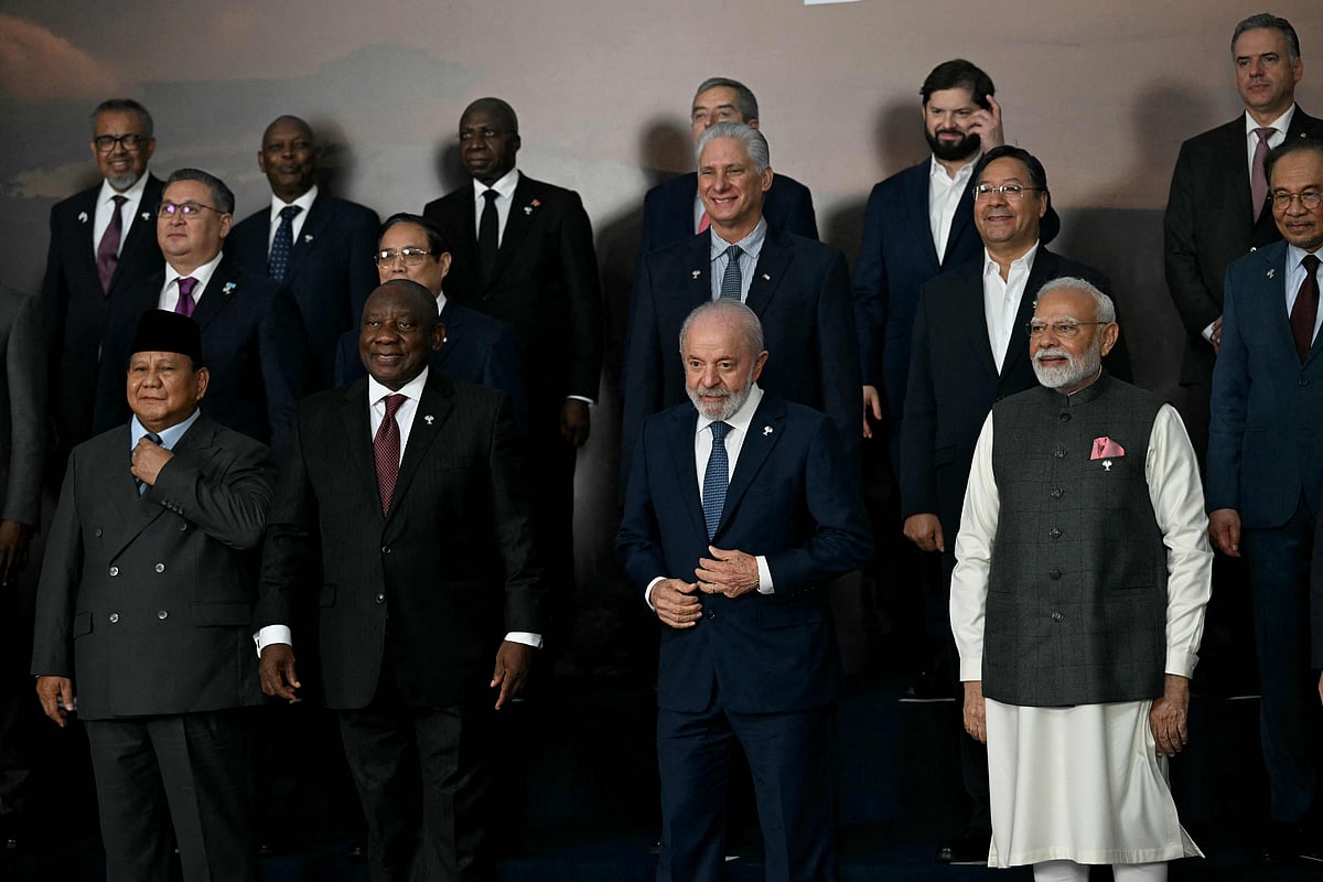 ব্রাজিলের রিও ডি জেনিরোতে ব্রিকসের ১৭তম সম্মেলনে অংশ নেন বিভিন্ন দেশের নেতারা