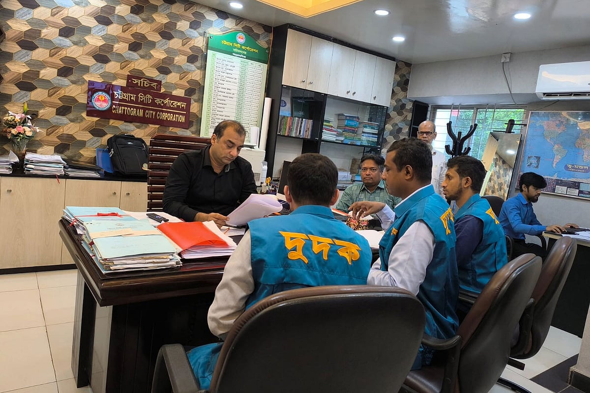 চট্টগ্রাম সিটি করপোরেশনের সচিবের কক্ষে দুদকের কর্মকর্তারা। আজ  বিকেলে