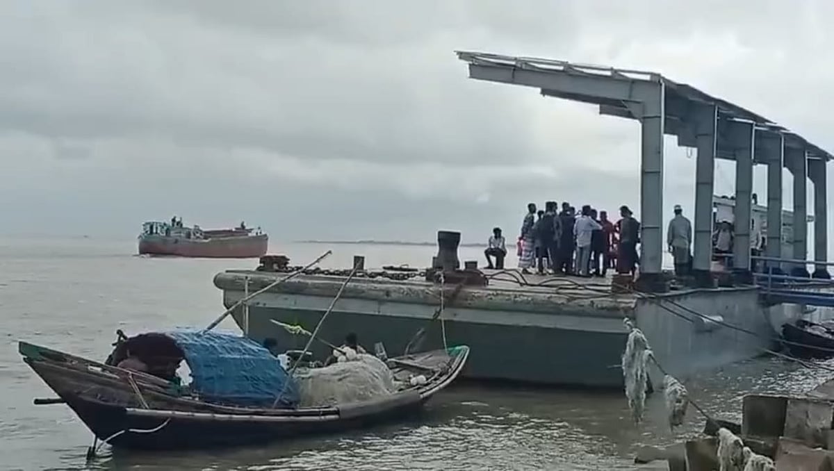 বৈরী আবহাওয়ায় ভোলার ৩০টি নৌপথে যাত্রীবাহী নৌযান চলাচল বন্ধ। আজ সোমবার