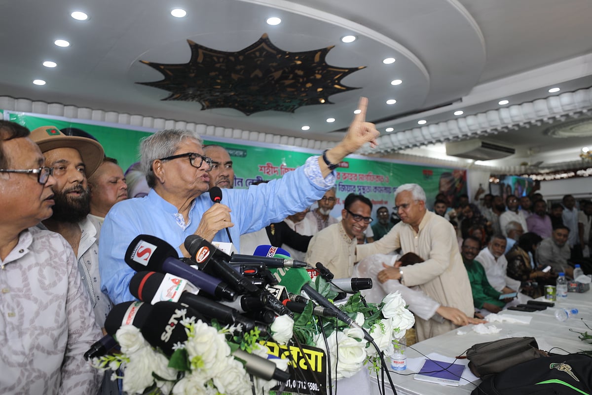 শহীদ প্রেসিডেন্ট জিয়াউর রহমানের রুহের মাগফিরাত ও বেগম বিএনপি চেয়ারপারসন খালেদা জিয়ার সুস্থতা কামনায় দোয়া মাহফিলে প্রধান অতিথির বক্তব্য দেন বিএনপির মহাসচিব মির্জা ফখরুল ইসলাম আলমগীর। সোমবার সিলেট নগরের পাঠানটুলা এলাকার একটি কমিউনিটি সেন্টারে