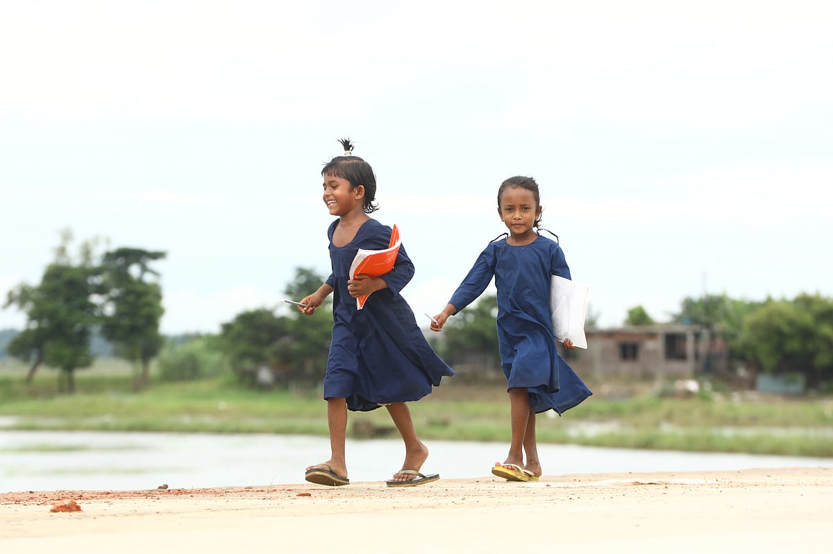 বইখাতা নিয়ে বিদ্যালয়ের পথে দুই শিশু শিক্ষার্থী