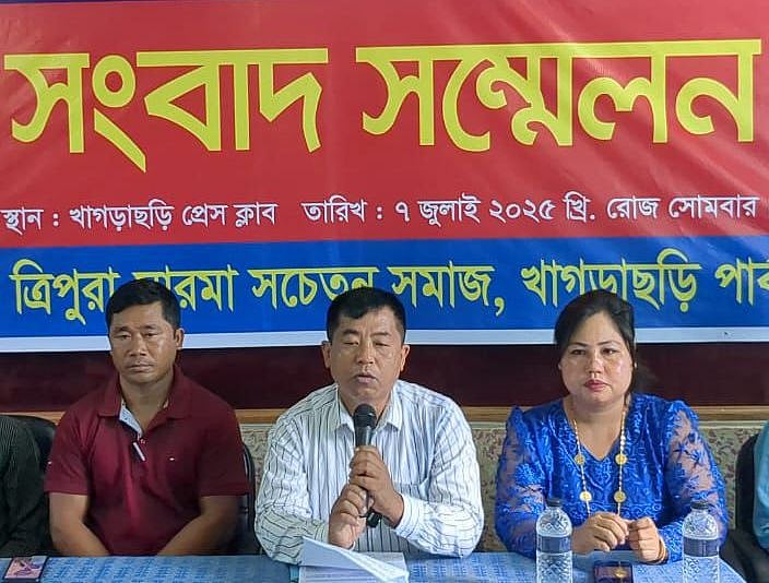 ‘ত্রিপুরা-মারমা সচেতন সমাজ, খাগড়াছড়ি পার্বত্য জেলা’—ব্যানারে আজ সকালে খাগড়াছড়ি প্রেসক্লাবে অনুষ্ঠিত হয় সংবাদ সম্মেলন
