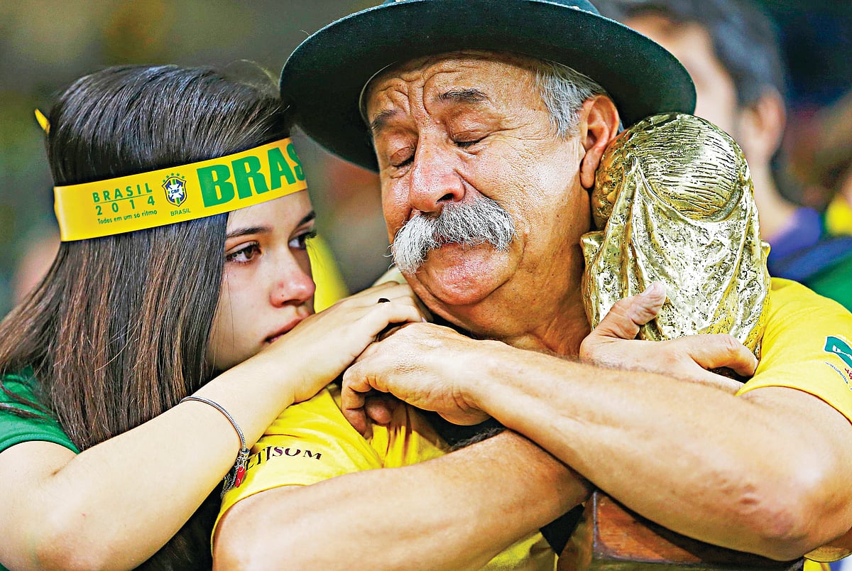 রেপ্লিকা বিশ্বকাপ ট্রফি হাতে সেদিন গ্যালারিতে কেঁদেছিলেন ব্রাজিলের খ্যাতিমান সমর্থক ক্লোভিস ফার্নান্দেজ