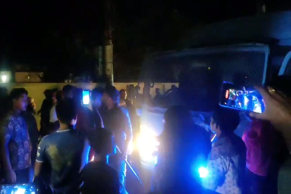 মানিকগঞ্জের সাটুরিয়া উপজেলায় গ্রেপ্তার আওয়ামী লীগ ও এর অঙ্গসংগঠনের নেতাদের জেলা সদরে প্রিজন ভ্যানে নেওয়ার সময় লোকজন বাধা দেন। গতকাল সোমবার সন্ধ্যা সাড়ে সাতটার দিকে সাটুরিয়া থানার সামনে