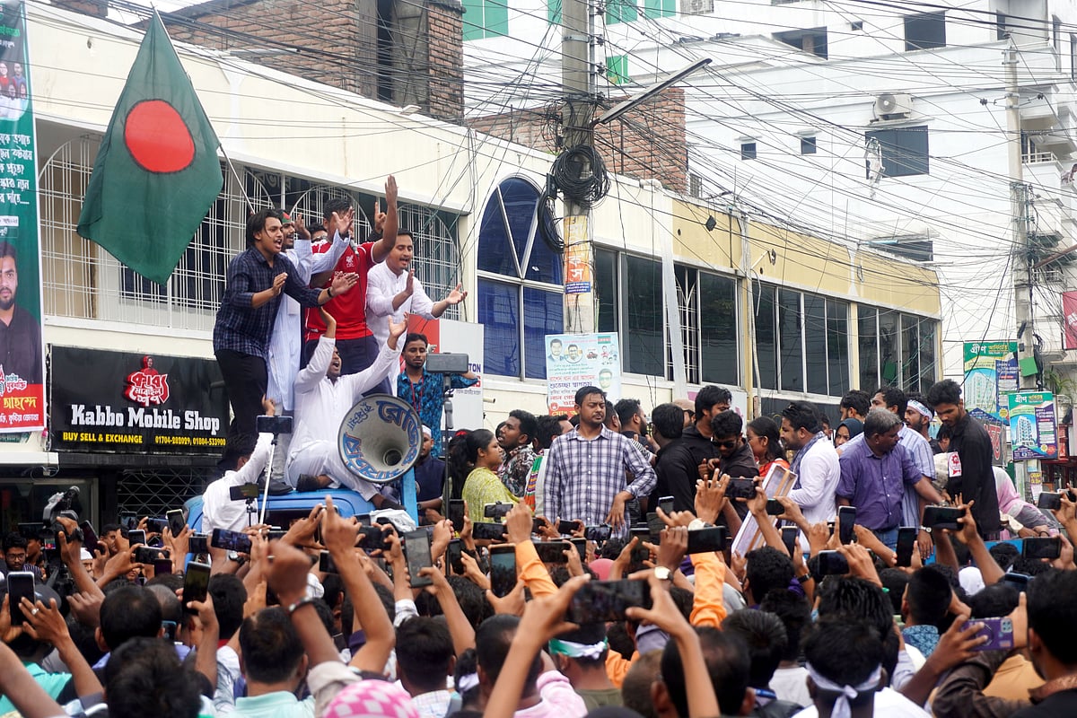 কুষ্টিয়া শহরে পদযাত্রা করেন এনসিপি নেতারা। বৃষ্টিতে ভিজে পদযাত্রা এনএসরোড হয়ে পাঁচরাস্তার মোড়ে গিয়ে সমাবেশে মিলিত হন তাঁরা। সেখানে কেন্দ্রীয় নেতারা বক্তব্য দেন। মঙ্গলবার বিকেলে তোলা