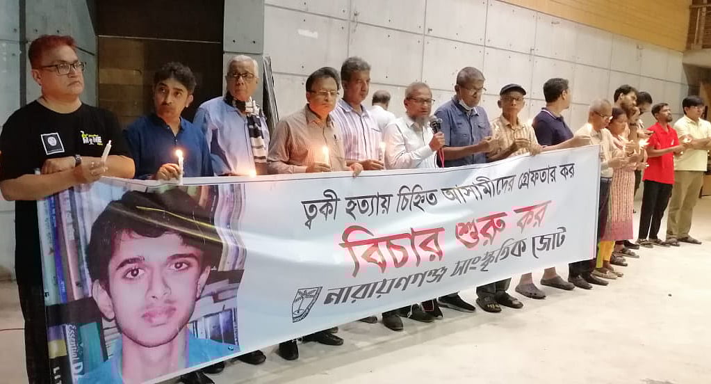 নারায়ণগঞ্জ সাংস্কৃতিক জোটের মোমশিখা প্রজ্জ্বালন কর্মসূচি। মঙ্গলবার সন্ধ্যায় নারায়ণগঞ্জ নগরের আলী আহাম্মদ চুনকা নগর পাঠাগার মিলনায়তন প্রাঙ্গণে