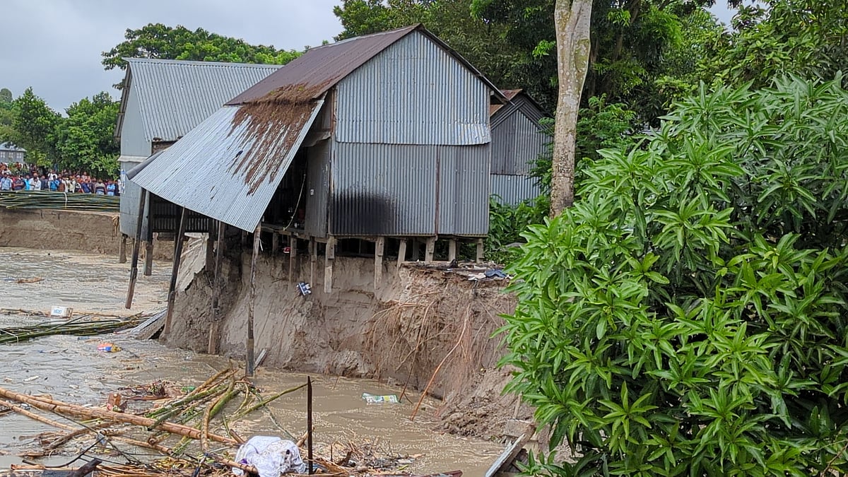 শরীয়তপুরের জাজিরায় পদ্মা সেতু প্রকল্প রক্ষা বাঁধের ২০০ মিটার অংশ পদ্মা নদীতে বিলীন হয়েছে। ভাঙনে বিলীন হয়েছে আশপাশের ১৬টি দোকান ও ১২টি বসতবাড়ি। গতকাল সোমবার বিকেলে জাজিরার ওছিম উদ্দিন মাদবরকান্দি এলাকা থেকে তোলা