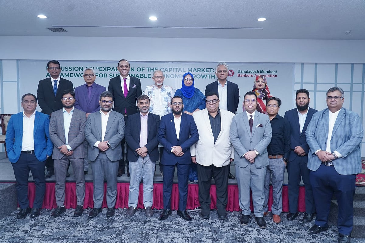 বিএমবিএ আয়োজিত আলোচনা সভার প্রধান অতিথির সঙ্গে সংগঠনটির নেতারা। আজ রাজধানীর সোনারগাঁও হোটেলে