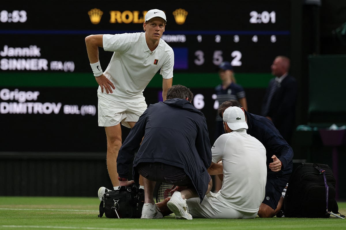 দিমিত্রভ চোট পেয়ে কোর্টেই পড়ে যাওয়ার পর তাঁর পাশে গিয়ে দাঁড়ান সিনার