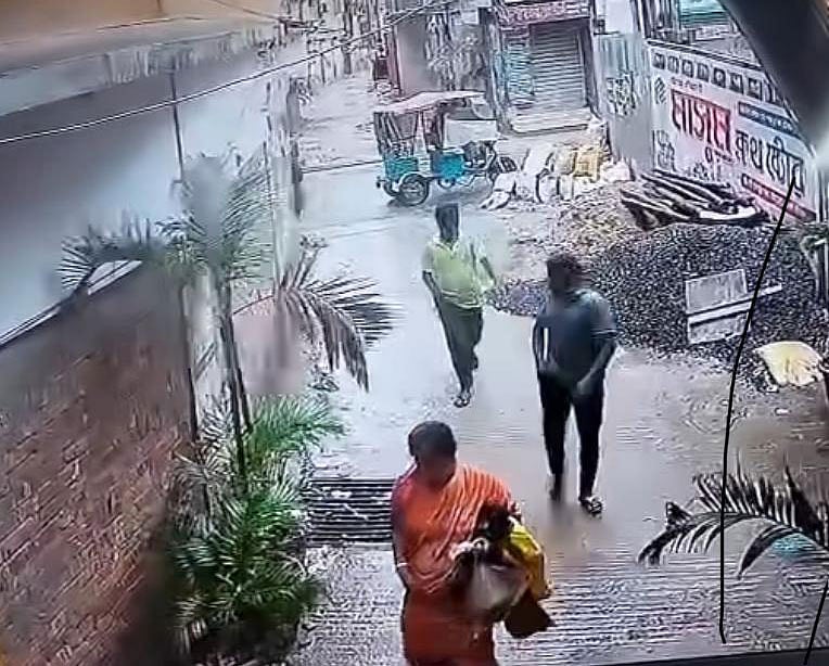 চট্টগ্রাম নগরের টেরি বাজার এলাকায় এক নারীর গলাই চেইন ছিনতাই হয়েছে। পেছনে থাকা দুই ব্যক্তি চেইন ছিনিয়ে নিয়ে যায়। আজ সকালে