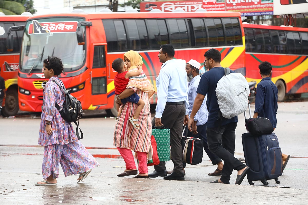 ছয় দফা দাবিতে আজ মঙ্গলবার সকাল ছয়টায় সিলেটে জেলা সড়ক পরিবহন মালিক–শ্রমিক ঐক্য পরিষদের ডাকে অনির্দিষ্টকালের ধর্মঘট শুরু হয়। কদমতলী বাস টার্মিনাল এলাকায়
