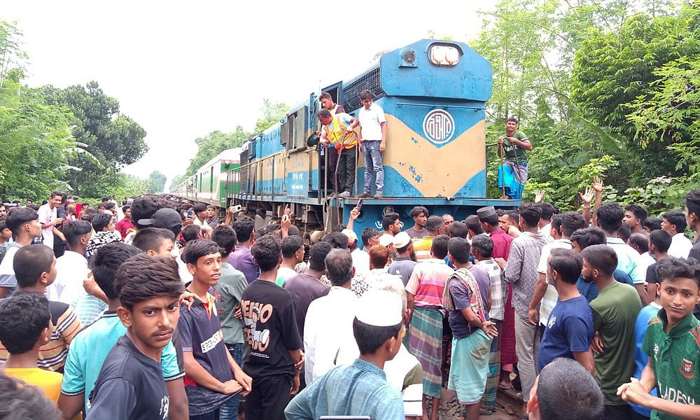 চুয়াডাঙ্গা সদরের আমিরপুরে মঙ্গলবার বিকেলে অবৈধ রেলক্রসিং পার হওয়ার সময় ট্রেনের ধাক্কায় এক তরুণ নিহত হন। বিক্ষুব্ধ এলাকাবাসী সেখানে স্থায়ী রেলগেট স্থাপন ও গেটম্যান নিয়োগের দাবিতে ট্রেন থামিয়ে বিক্ষোভ করেন
