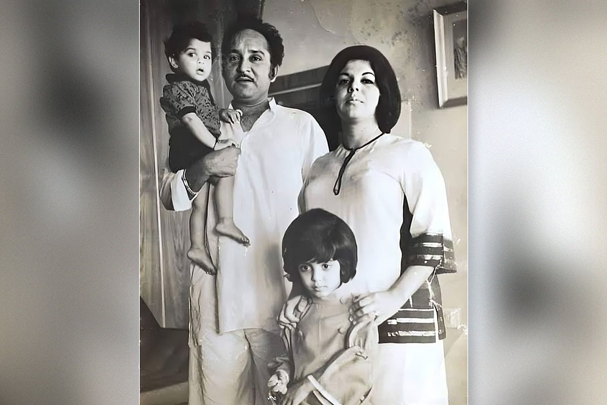 কামরান খান, মেনকা ইরানির সঙ্গে তাঁদের দুই সন্তান ফারাহ ও সাজিদ খান। ইনস্টাগ্রাম থেকে