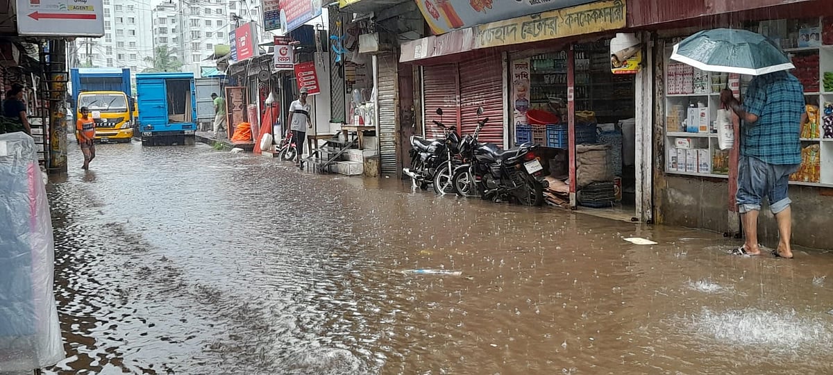 টানা বৃষ্টিতে জলাবদ্ধতা সৃষ্টি হয়েছে নোয়াখালী জেলা শহর মাইজদীতে। গতকাল বেলা তিনটায় শহরের ফ্ল্যাট রোডে